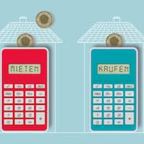 Mieten oder kaufen? Das lohnt sich eher Ein roter und ein blauer Taschenrechner, auf denen Mieten und Kaufen steht, vor skizzierten Häusern und Münzen auf blauem Hintergrund. Was lohnt sich mehr – mieten oder kaufen?