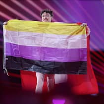 Drittes Geschlecht – so halten es andere Länder damit Nemo hält eine Non-Binary-Fahne am Finale des Eurovision Song Contest