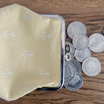 Mehr Luft für Verschuldete Aus einem offenen Portemonnaie liegen diverse Münzen auf einer Holzoberfläche. Steuern sollen nicht zu neuen Schulden führen, fand nun nach dem Ständerat auch die grosse Kammer des Parlaments. Was der Entscheid für Verschuldete bedeutet.