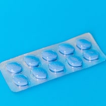 Erotik-Markt-Kette verkaufte illegal Potenzmittel Blisterpackung mit blauen Pillen - Acht Filialen des einstigen Erotik Marktes verkauften Potenz-Präparate als harmlose Nahrungsergänzungsmittel. Jetzt wurde der damalige Geschäftsführer von Swissmedic gebüsst