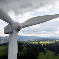 «Die Windräder sind Teil unserer Identität» Die erste Turbine wurde 1996 errichtet: Mont-Soleil bei St-Imier im JuraDrohnenaufnahme von Windkraftanlagen waehrend der Reportage ueber die Energiewende, auf dem Mont-Soleil, in St-Imier, Jura, am Mittwoch, 8. Mai 2024. (Foto: Dominic Steinmann)