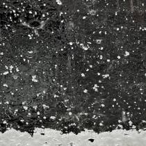 Wer bei Schaden durch Sturm, Regen und Hagel haftet Hagel prallt auf den Boden - In der Ostschweiz kam es diese Woche zu starken Regenfällen, Eisregen und Überflutungen. Wer kommt für den Schaden auf? Antworten auf die wichtigsten Fragen