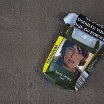 Rauchpetarden der Uni Zürich zerknülltes Zigi-Päckli - Die Uni Zürich soll zwei von der Tabakindustrie finanzierte Studien zurückziehen, fordert ein renommierter Präventionsexperte – die Uni denkt nicht daran