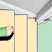 Unfall im Homeoffice – wer zahlt? Ein Fuss im Gips aus der Vogelperspektive auf einer Treppe, vor dem ein Hund steht. Wer zahlt, wenn man im Home Office verunfallt.