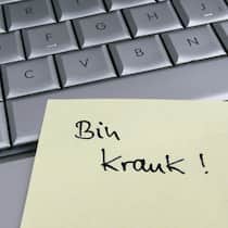 Auch bei Krankschreibung droht nun Kündigung Ein Zettel klebt an einer Tastatur mit der Aufschrift: Bin krank!
