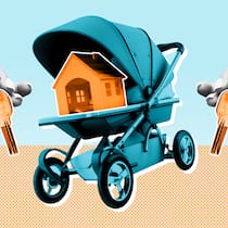 So bleibt Ihr Daheim sicher während der Ferienzeit Ein Mini-Haus ist in einem Kinderwagen für Babys abgelegt und zwei Hände halten einen Hausschlüssel hoch. Wer in die Ferien verreist, sollte sich darum kümmern, wer während der Abwesenheit auf Haus, Garten oder allenfalls auch zu Haustieren schaut.