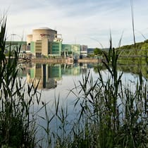Klimawandel bedroht AKW Beznau Das Atomkraftwerk Beznau ist das einzige der Schweiz ohne Kühlturm, dafür mit Flusskühlung.