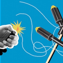 So wird der Feiertag ein Knaller Eine Hand mit Feuerzeug vor drei Raketen. Wie man richtig mit Feuerwerk umgeht.