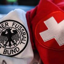 EM-Shirts – so vermeiden Sie eine saftige Busse Schweizer und deutsches Fussballtrikot in Nahaufnahme nebeneinander.