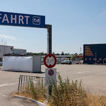 Gericht spricht verzeigten Parksünder frei Auf dem P&R Lyssach wartet in diesem Container in der Bildmitte ein Wachmann. Wer nach acht Minuten nicht bezahlt, muss mit einer hohen Nachforderung rechnen. Beim Beobachter reissen die Beschwerden über einen Parkplatzbetreiber nicht ab. Ein Gericht urteilte nun, dass ein Autofahrer ihm kein Geld schuldet – obwohl er die Parkuhr nicht gefüttert hat.