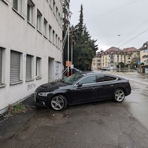 Firma zahlt 10 Franken pro ausspioniertes Auto Ein Parkplatz in Zürich, den die besagte Parkfirma überwacht.