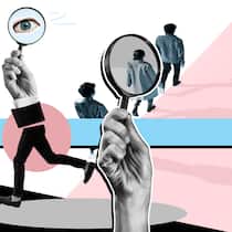 Jetzt ist Zeit, den Job zu wechseln Zwei Hände mit Lupen vor Pfeilen und laufenden Menschen. Warum jetzt die richtige Zeit für den Quereinstieg ist.