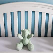 Dank Spenden eine Baby-Ausstattung Teddybär in Kinderbett