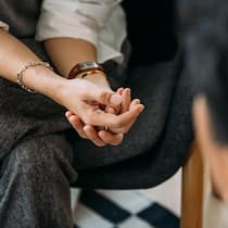 Opferhilfe gefragt wie nie – aber knausrig beim Bezahlen Frau in einer Beratung. Zwei markante Entwicklungen prägen die Opferhilfe seit dem Jahr 2000: Anstieg um 216 Prozent bei den Beratungen, Rückgang um 46 Prozent bei den Genugtuungen