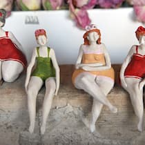 Warum die Schweiz bei Abnehmspritzen vorne liegt Tonfiguren von fülligen Frauen.