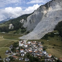 Wenn das Haus plötzlich in der Gefahrenzone liegt Im Sommer 2023 kam ein Schuttstrom vor Brienz GR zu liegen, ohne Gebäude zu beschädigen.