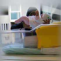 Das 32. Baby abgegeben – was passiert mit ihm? Eine Mutter legt ihr Kind ins Babyfenster in Bellinzona (Symbolbild).
