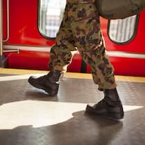 Offizier fälscht Marschbefehl, um gratis Zug zu fahren A private, photographed in a commuter train in Kloten, Switzerland, on February 5, 2016. (KEYSTONE/Petra Orosz)Ein Rekrut, aufgenommen am 5. Februar 2016 in einer S-Bahn in Kloten. (KEYSTONE/Petra Orosz)