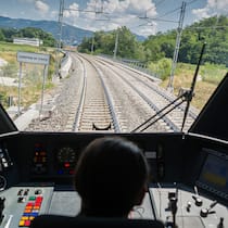 SBB verweigern stillenden Lokführerinnen die Arbeit Lokführerin bei der Arbeit im Führerstand.