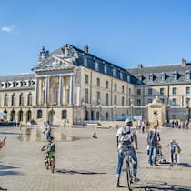 Wenn der Traum vom Reisen platzt Herzogspalast in Dijon – Kennen Sie Dijon? Wir waren dort. Zusammen mit sehr, sehr vielen anderen Leuten. Was mich dieser Ausflug gelehrt hat. Und was ich in den nächsten Ferien anders machen werde