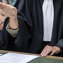 Bundesgericht stärkt die Rechte von Beschuldigten Die gestikulierenden Hände einer Richterin im Talar