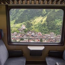 So kommen Sie ohne Stau in den Süden Ein Blick aus dem Fenster eines Zuges. Wie man entspannt ins Tessin reist.