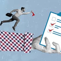 Bei kalten Krankenkassen-Anrufen drohen happige Bussen Eine Fotocollage mit einem rennenden Mann, der auf einer überdimensionierten Hand rennt, die eine Checkliste hält.