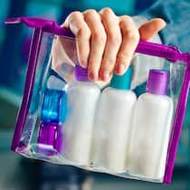 Das Hin und Her im Handgepäck Handgepäck: Wer seine Kosmetik nicht richtig abpackt, muss sie abgeben.