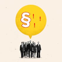 Massenentlassung – was heisst das? Eine Menge Menschen mit einer Sprechblase darüber mit einem Paragrafen und Ausrufezeichen vor orangenem Hintergrund. Was rechtlich gilt bei Massenentlassungen.