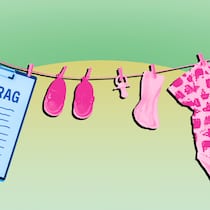 Wie der berufliche Wiedereinstieg als Mami gelingt Eine Wäscheleine mit Babykleidung und einem Arbeitsvertrag. So gelingt der berufliche Wiedereinstieg als Mutter.