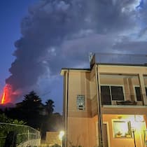 Vulkanausbruch – das sind Ihre Rechte Rauchwolke über dem Vulkan: Der Ätna spuckt wieder Lava.