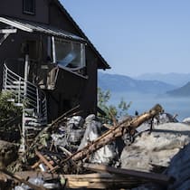 10 Dinge, die Hausbesitzer jetzt wissen müssen Geroell und Schutt hat einen Hausteil zerstoert, am Dienstag, 13. August 2024 in Brienz. Am Vorabend haben heftige Gewitter einen Murgang ausgeloest und Gebaeude, parkierte Fahrzeuge, Strassen sowie Infrastruktur des oeffentlichen Verkehrs beschaedigt. (KEYSTONE/Alessandro della Valle)
