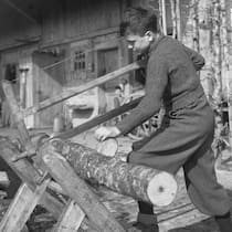 Jetzt bekommen auch Schaffhauser Opfer 25’000 Franken Aufnahme eines Verdingkindes waehrend der Arbeit, aufgenommen im Jahr 1945. Nach der Stadt Zürich will auch der Kanton Schaffhausen zahlen. Ehemalige Verdingkinder, Heimkinder und andere Opfer von Zwangsmassnahmen sollen zusätzlich zum Bundesbeitrag 25’000 Franken erhalten. Folgen weitere Kantone?