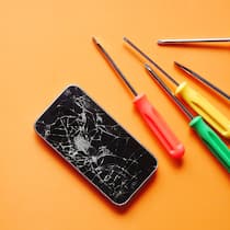 Handy kaputt? Es gibt günstige Lösungen Ein kaputtes Handy und Werkzeug - Smartphones sind anfällig für Schäden. Wie man sie vermeidet – und im Notfall günstig repariert oder ersetzt.