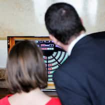 Beobachter zieht Finanzkontrolle vor Gericht Wer hat wie gestimmt? Abstimmung im Nationalrat.