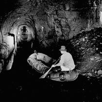 Kurz nach Mitternacht kam der grosse Knall Archivbild: Mann in Gummiboot in Tunnel - Mitholz-Timeline