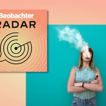 Die grosse Macht der Tabakbranche Rauchende Frau und Podcast-Logo -