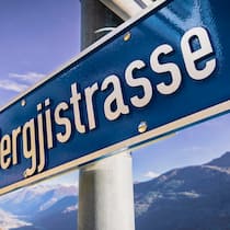 Alles soll seine Ordnung haben Hochdeutsch statt Dialekt: Gemeinde benennt Strassen umGampel-Bratsch Bergjistrasse Wallisertiitsch Wallisärtiitsch