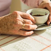 «Eine Flasche Hautlotion wurde mir viermal verrechnet» Ältere Dame (Hände) mit einer Tasse Kaffee