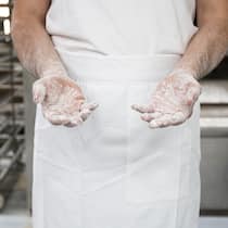 Missbräuchliche Kündigung: Bäckerei muss 15’000 Franken zahlen Anonymisiertes Portrait eines Bäckers mit einer Handgeste. Es war missbräuchlich, einem 62-jährigen Bäcker zu kündigen, bestätigte das Bundesgericht. Der Beobachter erklärt, wie ältere Arbeitnehmer geschützt sind.