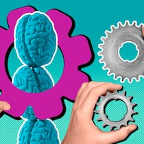 Fragen Sie unseren Chatbot! Ein Gehirn zwischen Zahnrädern und drei Händen vor blauem Hintergrund. Der Chatbot beantwortet alle rechtlichen Fragen des Privatlebens.