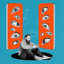 Hilfe, mein Freund spioniert mich aus! Mann sitzt auf schwarzem Kreis mit einem Mobiltelefon in den Händen. Hinter ihm stehen zwei Mobiltelefone mit Augen. Menschen digital auszuspionieren und zu überwachen, ist verboten. Trotzdem wird es für Täter immer einfacher. Der Beobachter zeigt, wie Sie sich schützen können.