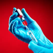 Soll ich mich gegen Covid impfen lassen? Hand mit Spritze; Soll ich mich gegen Covid impfen lassen? Es kursieren mehrere Covid-Varianten. Bei wem eine Impfung empfohlen wird.