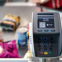 Twint, Visa, Mastercard – wir zahlen immer mehr drauf Kartenlesegerät an Kasse