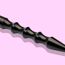 Der Hype um die «Trendwaffe Kubotan» Ein sogenannter Kubotan, eine längliche, Stiftartige Waffe, vor pinkem Hintergrund.