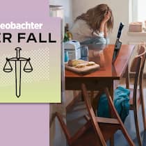 Sturz ins Bodenlose Collage aus Podcast-Logo und Illu mit Messer im Tisch und Frau dahinter - Ein Bauarbeiter verunfallt schwer, verliert den Job und leidet an psychischen Folgen. Dann kommts zum Eklat mit seiner Partnerin und er landet im Gefängnis. Hören Sie den Podcast zu diesem Fall