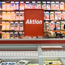 Schweizer Shops dürfen mit Aktionen tricksen Verkaufsschilder in einer Filiale des Detailhändlers Denner in Rütschlikon, Kanton Zürich. Seit 2025 haben Schweizer Einkaufsgeschäfte grösseren Spielraum, um Rabattaktionen anzupreisen – zum Nachteil für die Kundschaft, weil es dadurch mehr Intransparenz bei der Preisgestaltung gibt.