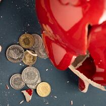 Sparkonten fressen unser Geld – was tun? Geschlachtetes Sparschwein: Niedrige Zinsen, hohe Inflation Sparkonten fressen unser Geld – was tun? Auf dem Sparkonto gibts immer weniger Zins – im Schnitt weniger, als die Teuerung wegfrisst. Was Sparerinnen und Sparer dagegen tun können.