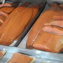100 Millionen Lachse sterben wegen Qual-Zucht Picture shows salmon and other fishes at the Fish Market near the Norwegian harbor of Bergen on September 12, 2014 in Bergen. AFP PHOTO ERIC PIERMONT (Photo by ERIC PIERMONT / AFP) (Photo by ERIC PIERMONT/AFP via Getty Images)