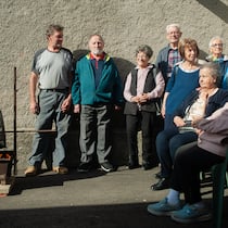 Gemeinschaft macht stark – und hält jung Warten auf Kastanien, vor der Bar. Die Gruppe Anziani von Ligornetto beim Marronibraten
